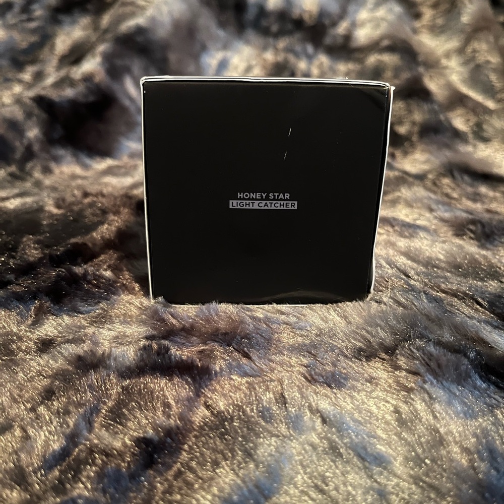 Laura Mercier Translucent Loose Setting Powder - Light Catcher- in Honey Star - Picture 2 of 10